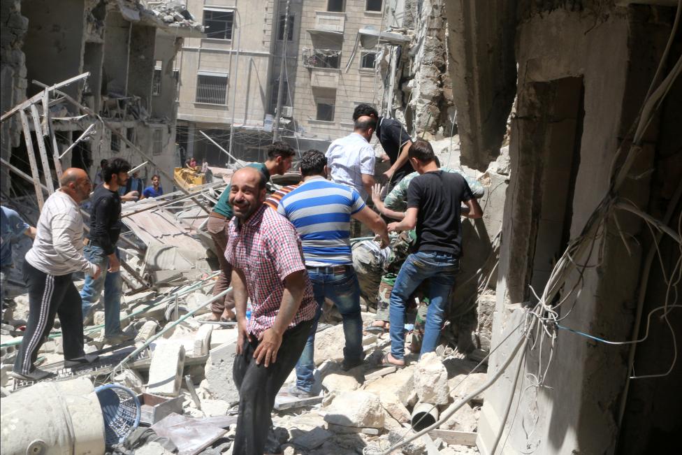Un sitio golpeado por ataques aéreos en la zona controlada por los rebeldes, en Alepo./ Abdalrhman Ismail/Reuters